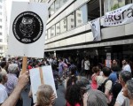 En la calle Chacabuco al 200 del centro porteño, desde las 13 se llevó a cabo una manifestación "para reclamar la inmediata reincorporación de todos los despedidos" y el cese de "la persecución gremial".
